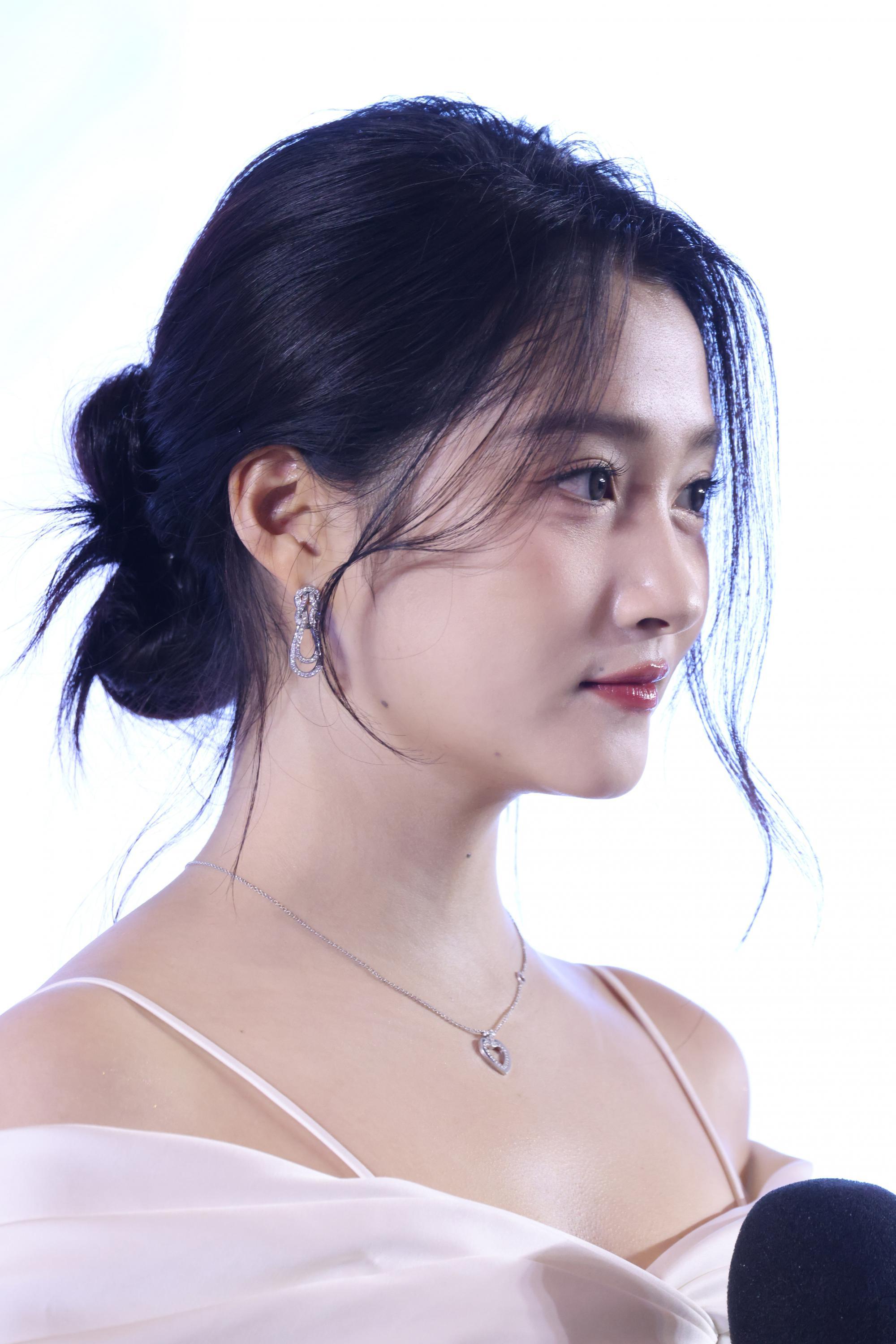 关晓彤右侧边半脸漏香肩现场生图照[6]